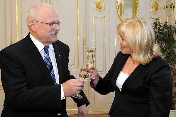 Bývalí soupeři z prezidentských voleb, nynější prezident a premiérka.
